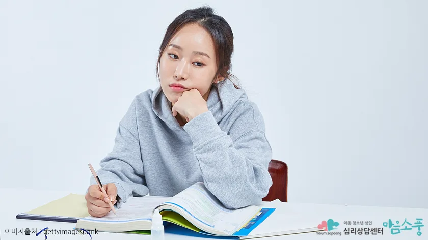조용한 공황발작의 일상 속 사례, “아무 이유 없이 멍해지는데, 설명할 수가 없어요”