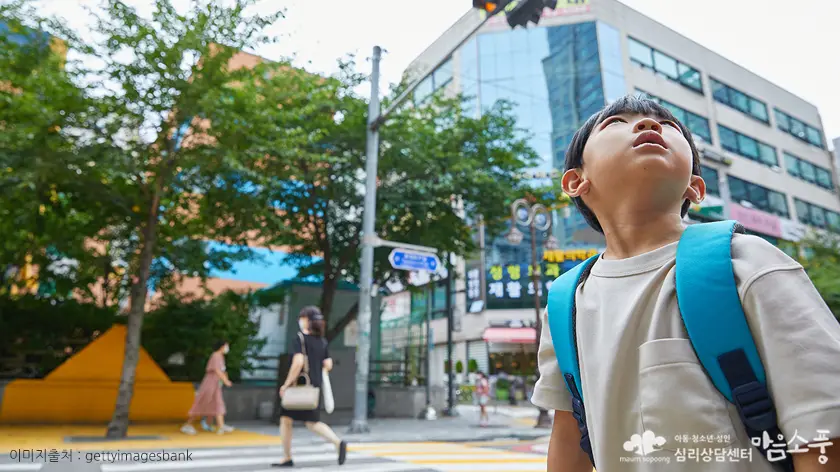 아이의 첫 사회 진입 앞에서 나타나는 자연스러운 심리 신호
