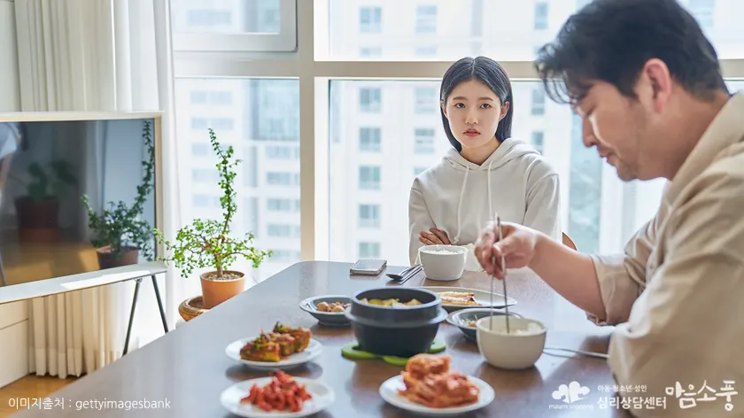 가족 간 마음의 상처가 쌓이는 일상 속 사례